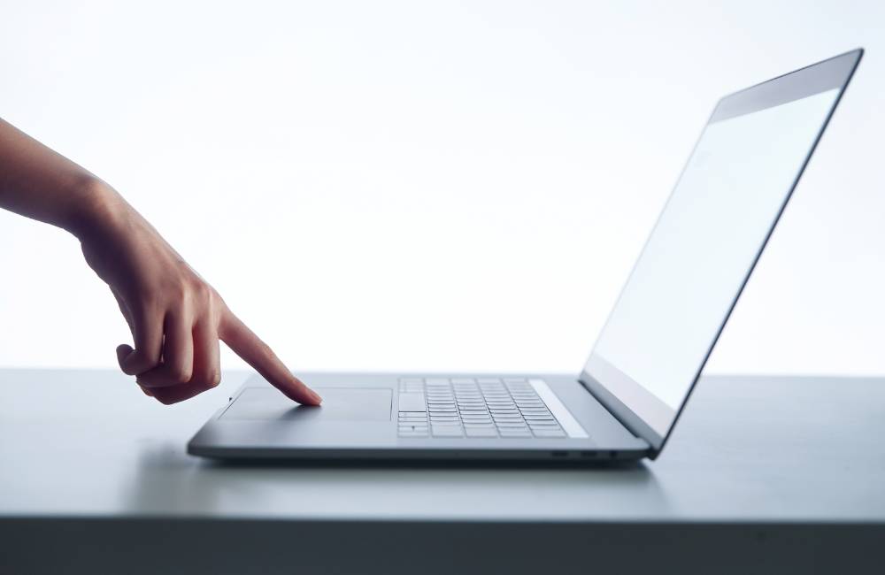 到着したパソコンを使い始める瞬間のイメージ（タッチパッド操作）