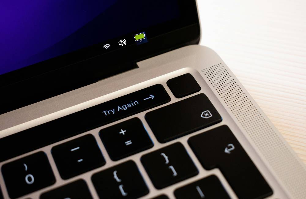 ノートパソコンの液晶画面の隅に表示された、バッテリー残量と充電状態を示すアイコンのアップ