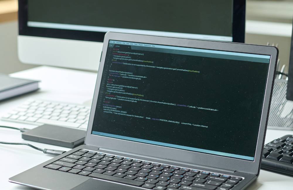 明るいデスクに置かれた、セットアップが完了してすぐに使える状態のノートパソコン