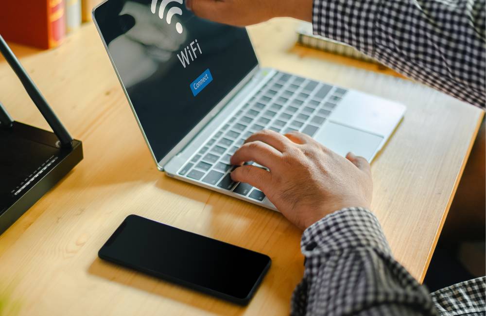 ノートパソコンの画面に表示されたWi-Fi接続画面と、キーボードを操作する手元。購入後の初期設定や接続作業の様子。