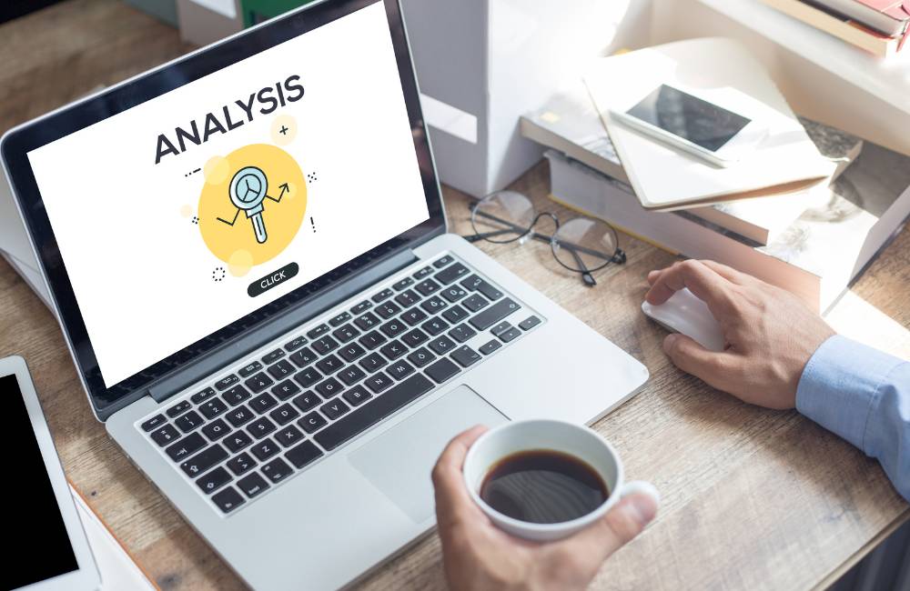 ノートパソコンの画面に「ANALYSIS（分析）」の文字と虫眼鏡のアイコンが表示され、寿命の目安を分析している様子。