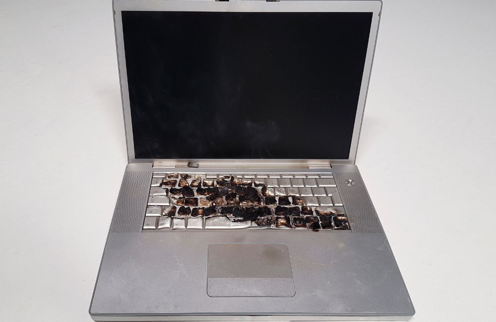 熱によってキーボード部分が損傷したノートパソコン
