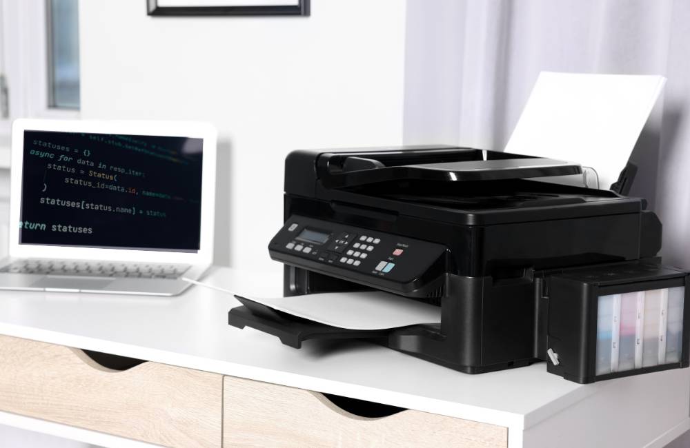 ノートパソコンの画面にプログラミングコードのようなものが表示されており、ソフトウェア（ドライバ）の状態確認やシステム上のトラブルシューティング作業を連想させます。