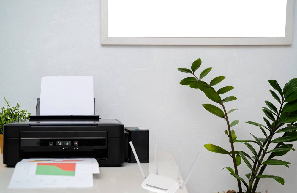 プリンタとWi-Fiルーターが並んで置かれている画像。無線接続の確認のイメージ。