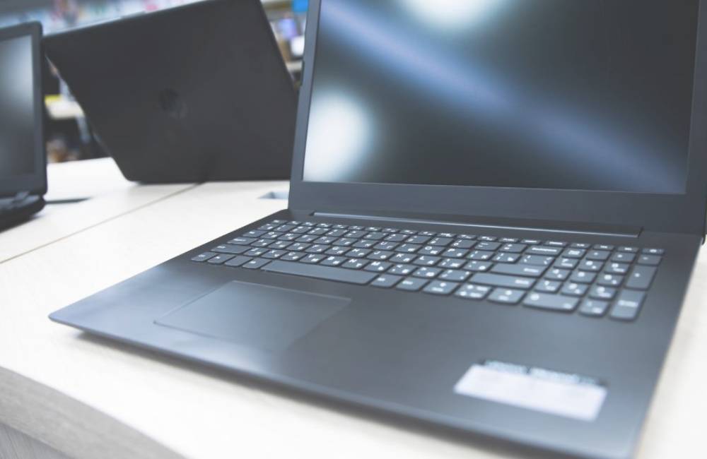 外観が綺麗にクリーニングされた、動作保証のある一般的な中古ノートパソコンのクローズアップ。