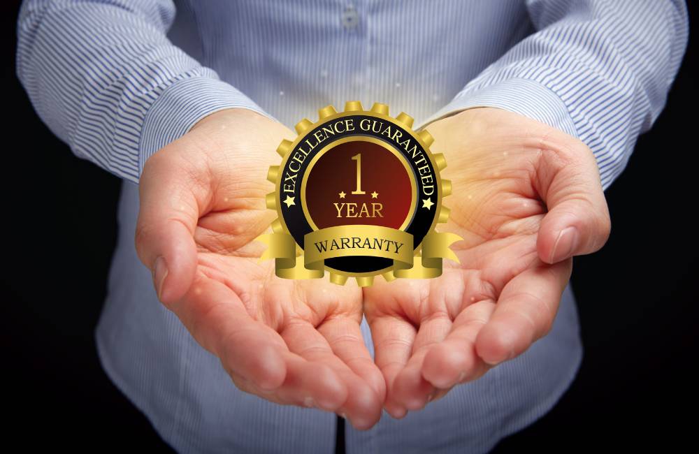 両手のひらの上に浮かぶ「1 YEAR WARRANTY（1年保証）」と書かれた金色のエンブレムのイメージ