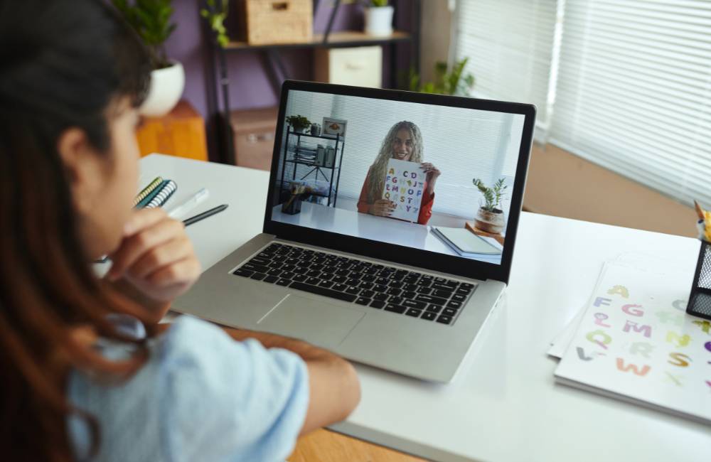 オンライン授業の画面を見ながら学習している若い女性。学生が学習用途で中古PCを使うイメージ。