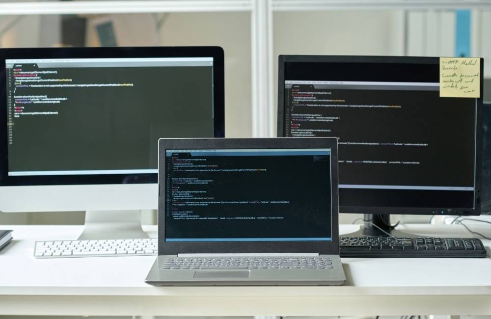アップグレードが完了し、複数のモニターにプログラムが実行されている最新のPC作業環境