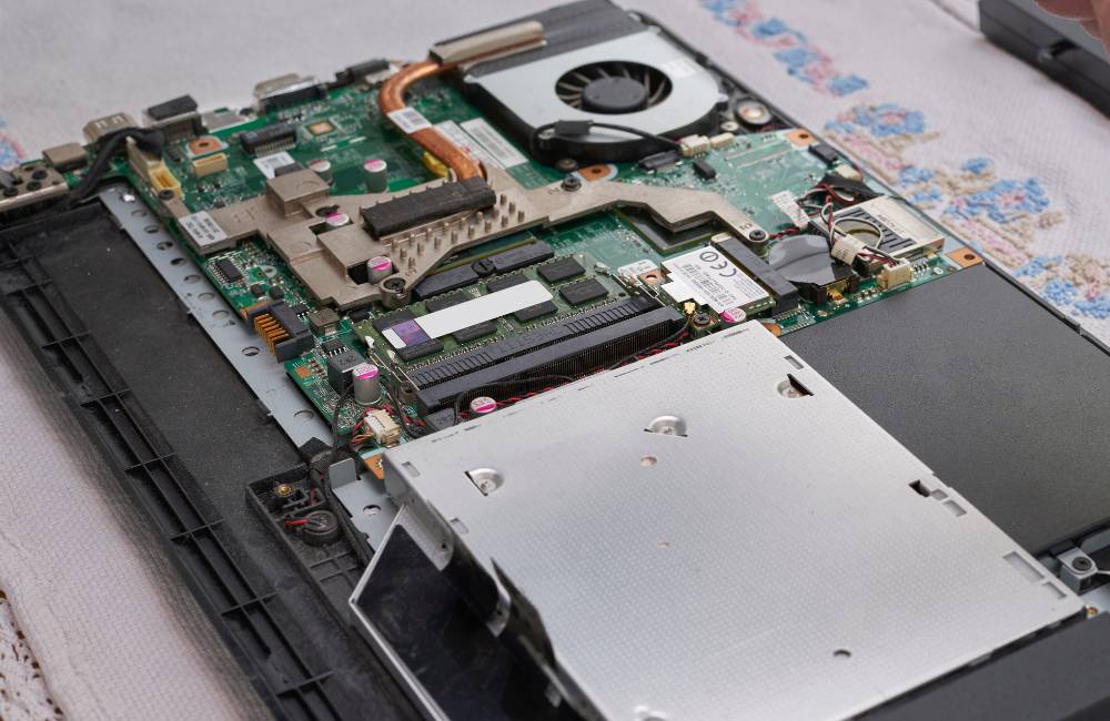 分解され内部の基板やファンが見えているノートPC