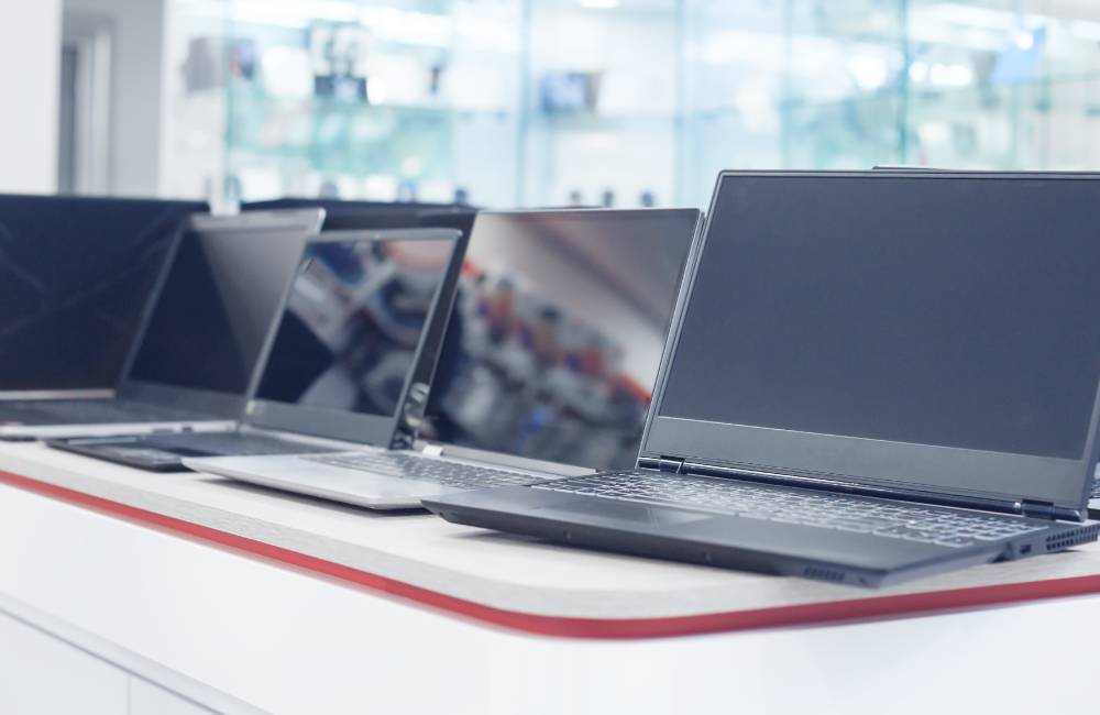 ショーケースに横一列に陳列されている様々なノートパソコン