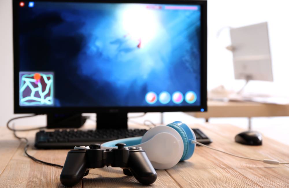 明るい木目調のデスクに整然と並べられたゲームコントローラーとヘッドセット。中古販売店による徹底したクリーニングと動作確認が済んだ、清潔感のあるデバイスのイメージ。