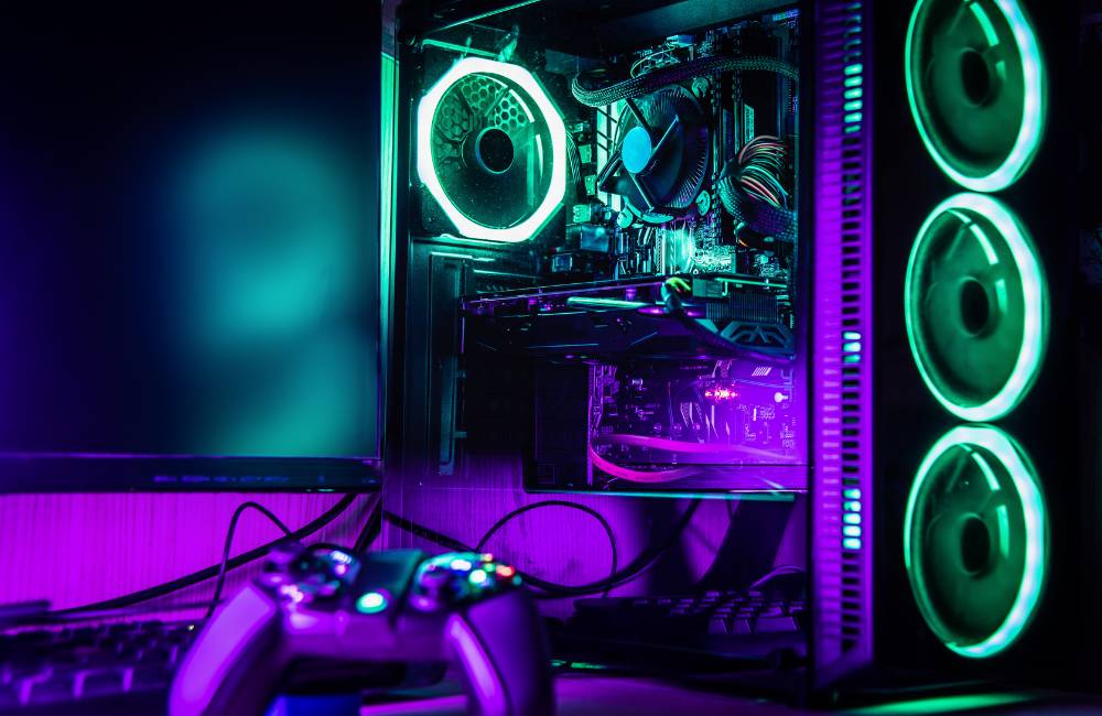 紫と緑のLEDが美しく光る自作風ゲーミングPCの内部。高性能なグラフィックボードや冷却ファンが鮮明に写っており、中古PCのコストパフォーマンスと質の高さを表現。