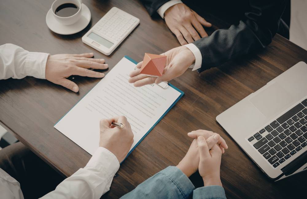 模型を手に説明を受ける様子が、納得して良い買い物をすることを象徴しています。