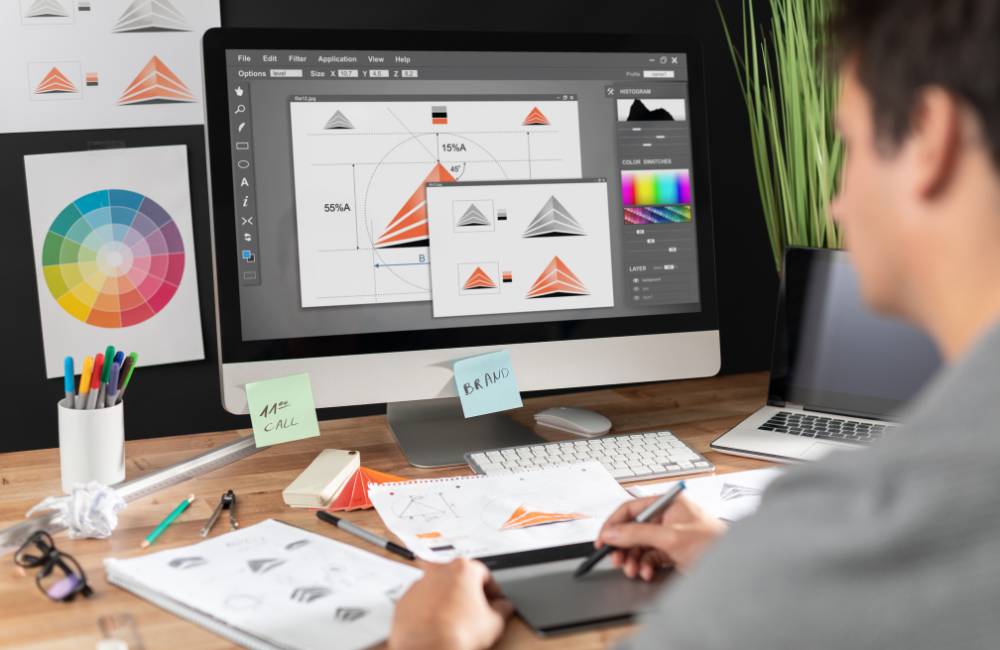 デザイン制作画面がはっきりと映っており、必要な性能を解説するセクションに最適です。