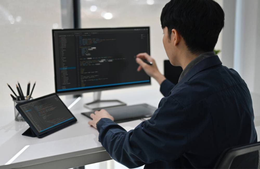 落ち着いた環境でコーディングに集中する姿が、学習効率の上げ方をイメージさせます。