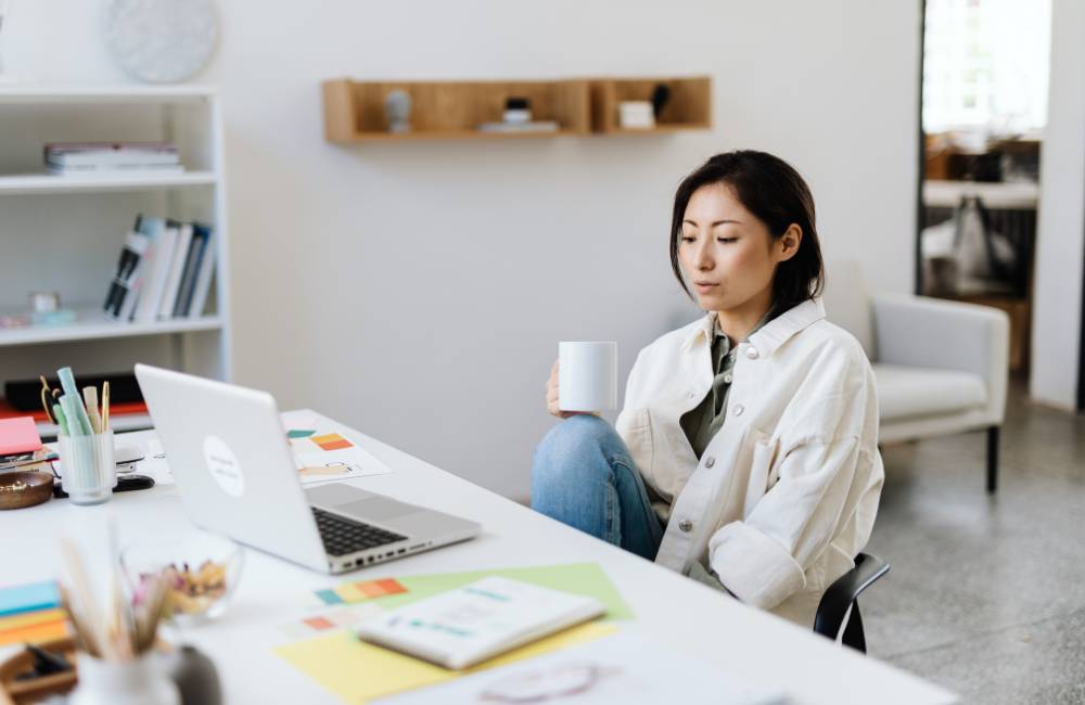 コーヒーを片手に一息つく姿が、「一歩ずつ進んでいきましょう」というメッセージに重なります。