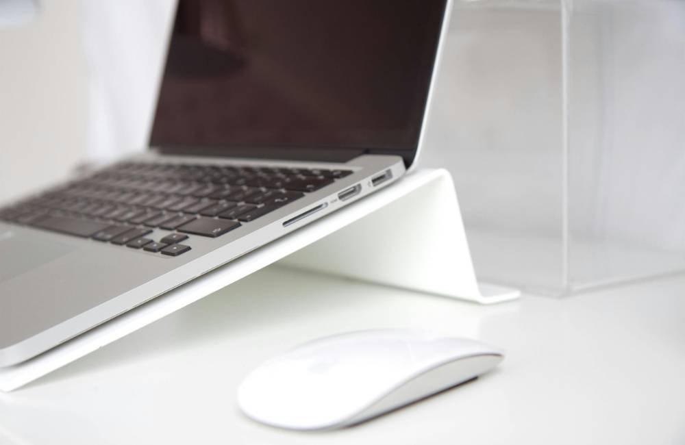 ノートPCスタンドで画面の高さを上げ、目線を改善したデスク環境