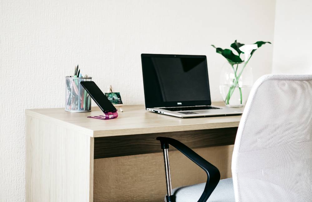 清潔に整えられたデスクに設置されたノートパソコン。専門店でクリーニングされた中古PCが映える作業空間のイメージ