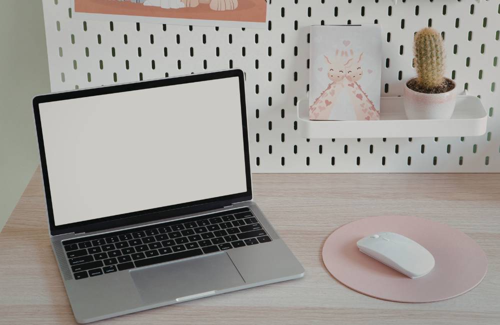 100均アイテムで整えた、おしゃれで清潔感のあるデスク環境。ノートPCとマウスを快適に使える作業スペースのイメージ