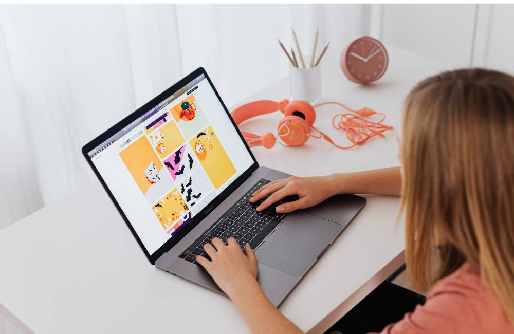 自宅のデスクでノートパソコンを使い、趣味の調べ物や画像を楽しむ10代の女性。3万円台の中古パソコンが学生の日常使いに最適であることを表現しています