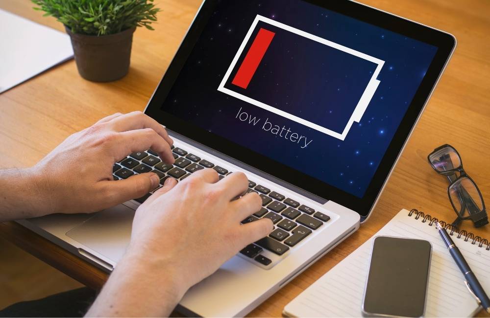 ノートパソコンの画面中央に、充電が残り少ないことを示す赤い電池マークと「low battery」の文字が表示されている様子。