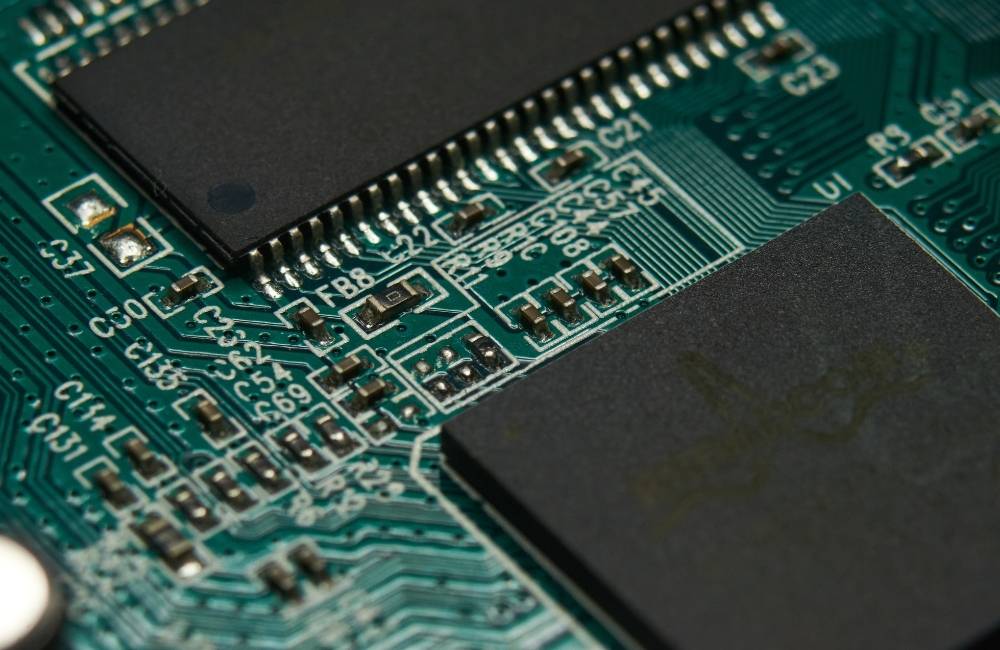 緑色の基板の上に、小さな部品や配線がびっしりと並んでいる電子回路の超アップ写真
