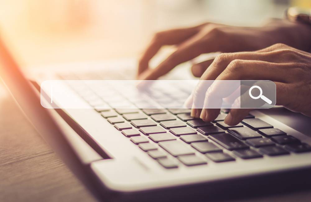 パソコンのキーボードで検索操作を行い、不要なファイルを探して整理している様子を示したイメージ