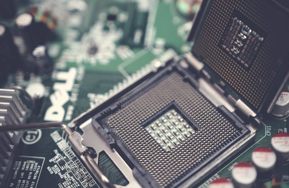 CPUが取り外され、無数のピンが見えるマザーボード上のCPUソケット。