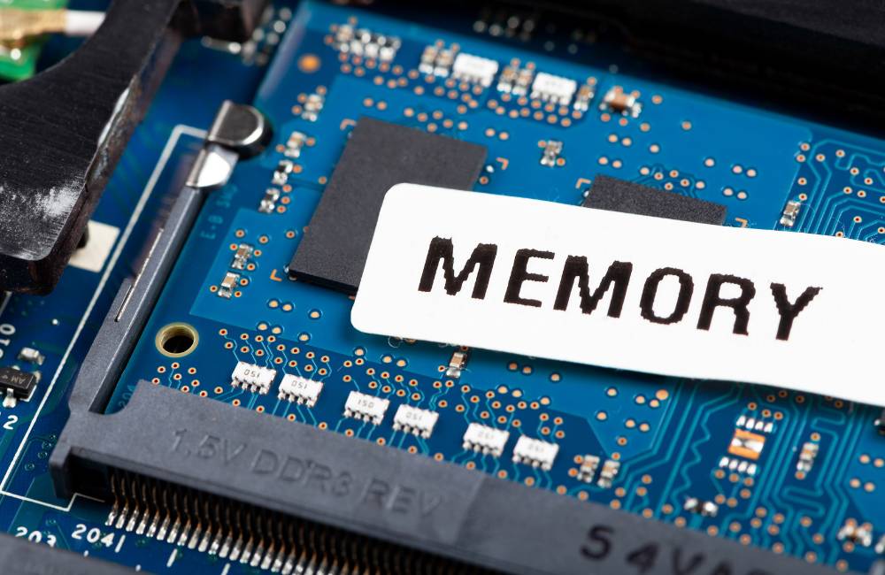 青い基板の上に、「MEMORY」という文字が書かれた白いラベルが貼られたパーツ。