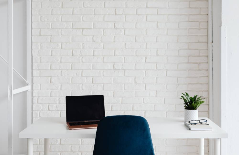 朝日が差し込むデスク。新しい道具が揃って、明日からの作業が楽しみになる景色