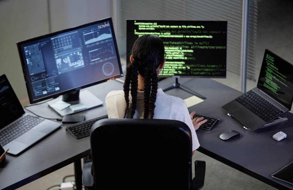 セキュリティソフトや常駐プログラムがバックグラウンドで動作し、中古パソコンに負荷をかけているイメージ