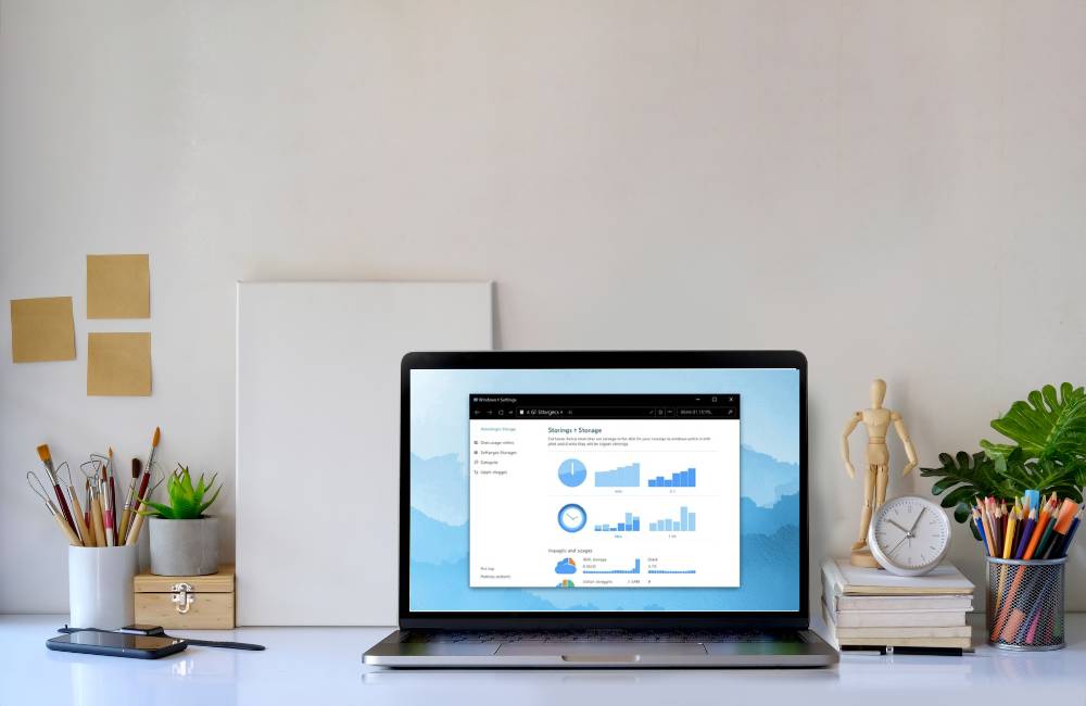 Windowsのストレージ設定画面で不要なデータを整理し、空き容量を増やしているノートパソコンのイメージ