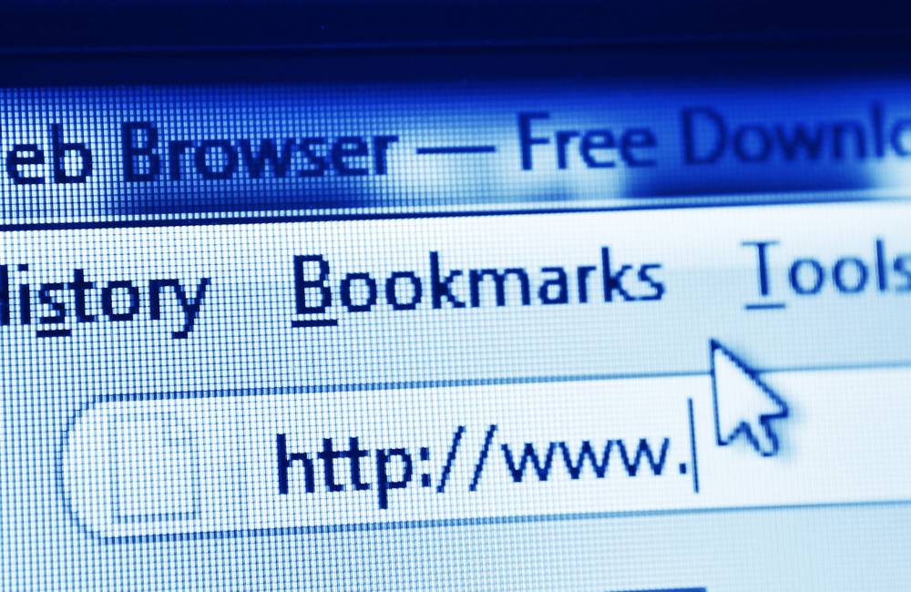 Webブラウザの画面を表示し、タブやブックマークを整理して操作しているイメージ