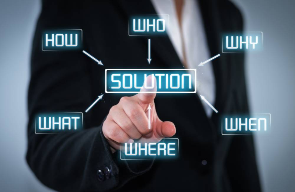 Windowsの設定画面でストレージ使用状況を確認し、ディスククリーンアップによって不要なファイルを削除する様子