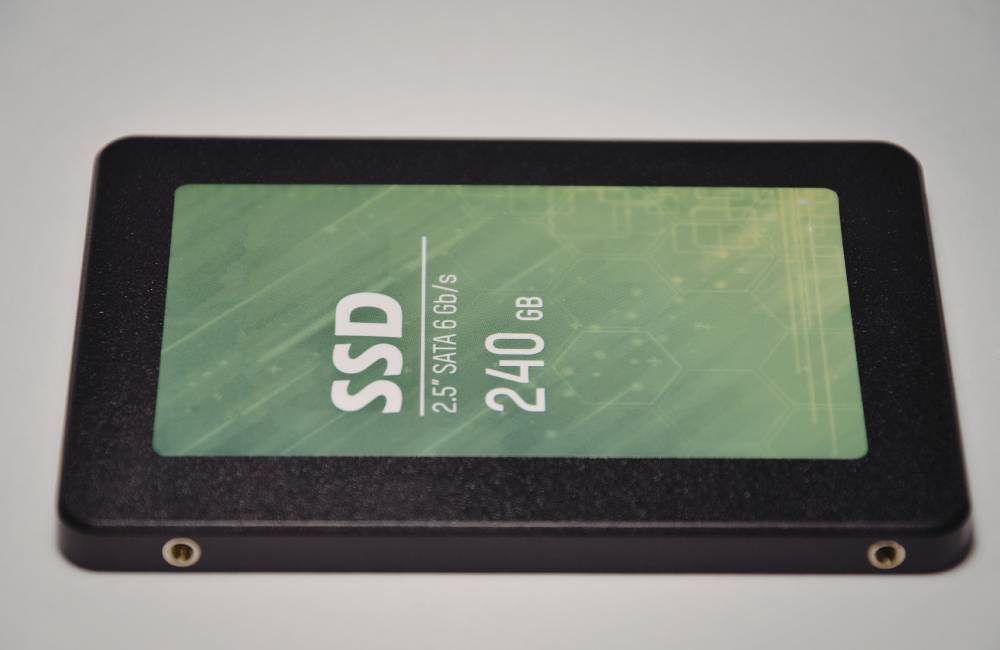 表面に「240GB」と白文字で大きく印字された、黒い2.5インチSSDのアップ。