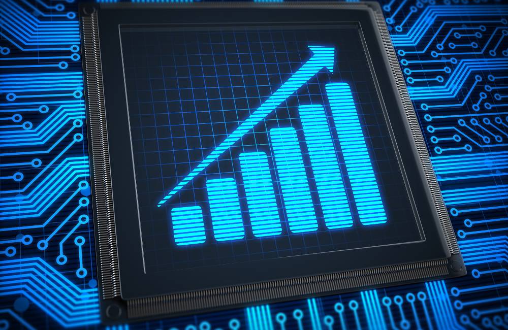 机の上に並べられた、複数の異なるメーカーのSSDとハードディスク。