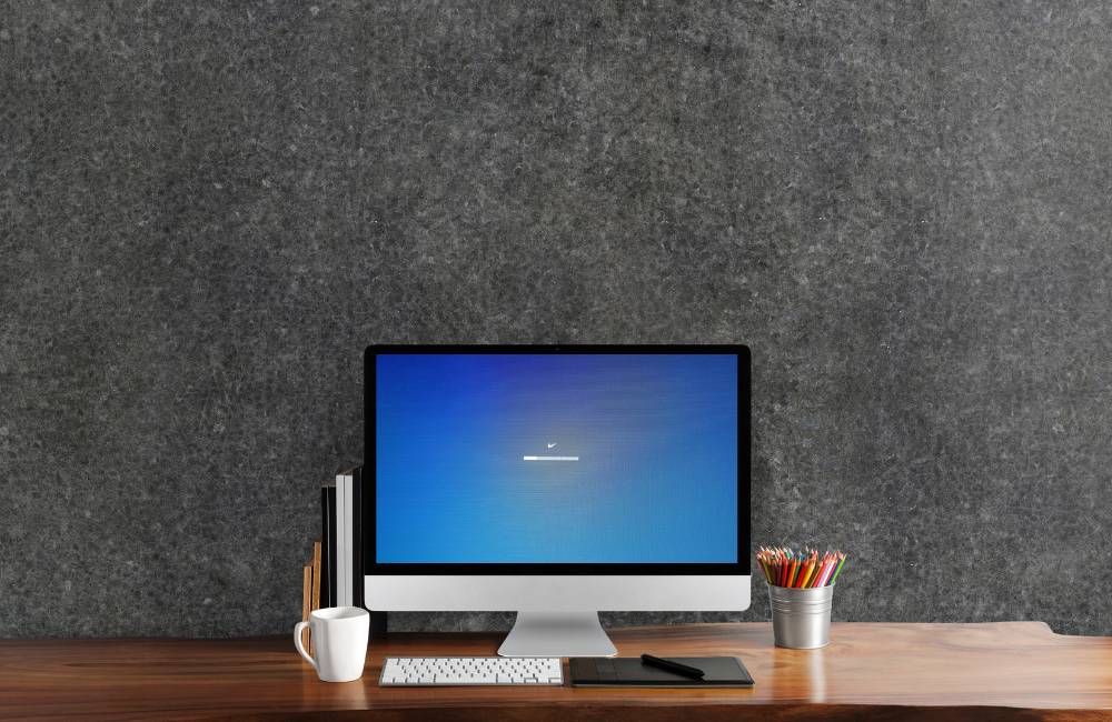 画面が固まり、読み込み中の表示が出ているデスクトップパソコンの作業環境