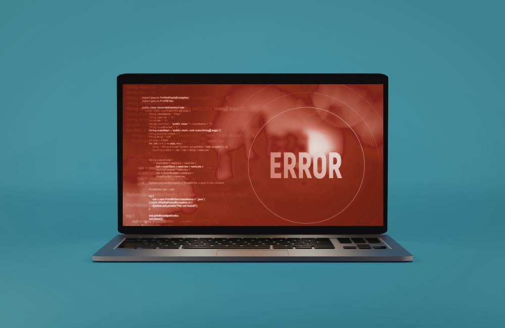 ノートパソコンの画面に大きく「ERROR」と表示された深刻なシステムトラブルのイメージ