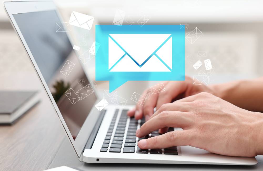 怪しいメールや偽サイトを見分けるために、パソコンでメール内容を確認しているイメージ