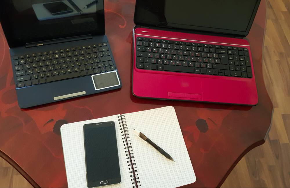 パソコンとスマートフォンを使って安全対策をチェックするイメージ