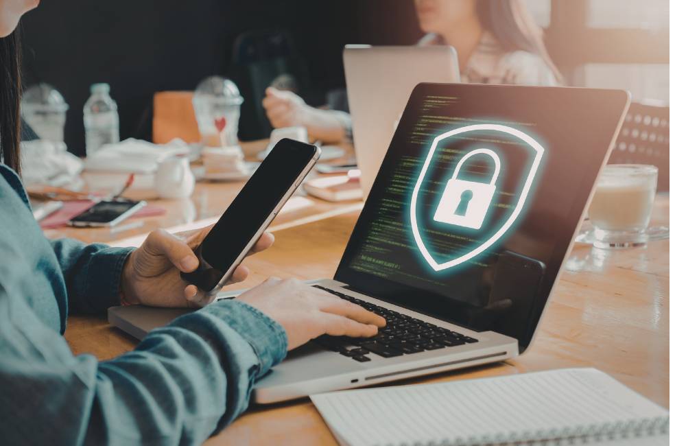 Windows Defenderなどのセキュリティ機能が有効になり、パソコンが安全に保護されている状態を示すイメージ