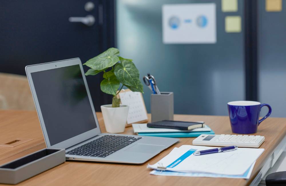 整理されたデスク環境で、安心して使える中古パソコンの作業イメージ