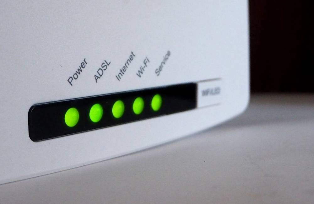 白いルーターの表面にある「Power」や「Wi-Fi」などのランプが、正常に緑色に点灯しているアップ。