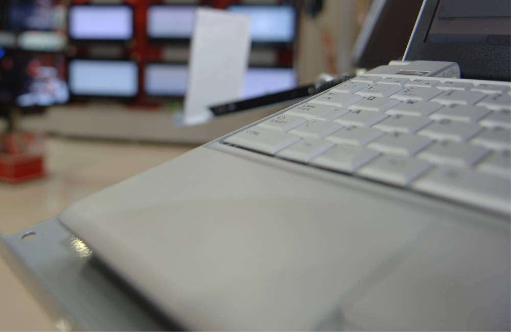 お店に並んでいる中古パソコンのズーム。信頼できる専門店でチェックするイメージ。