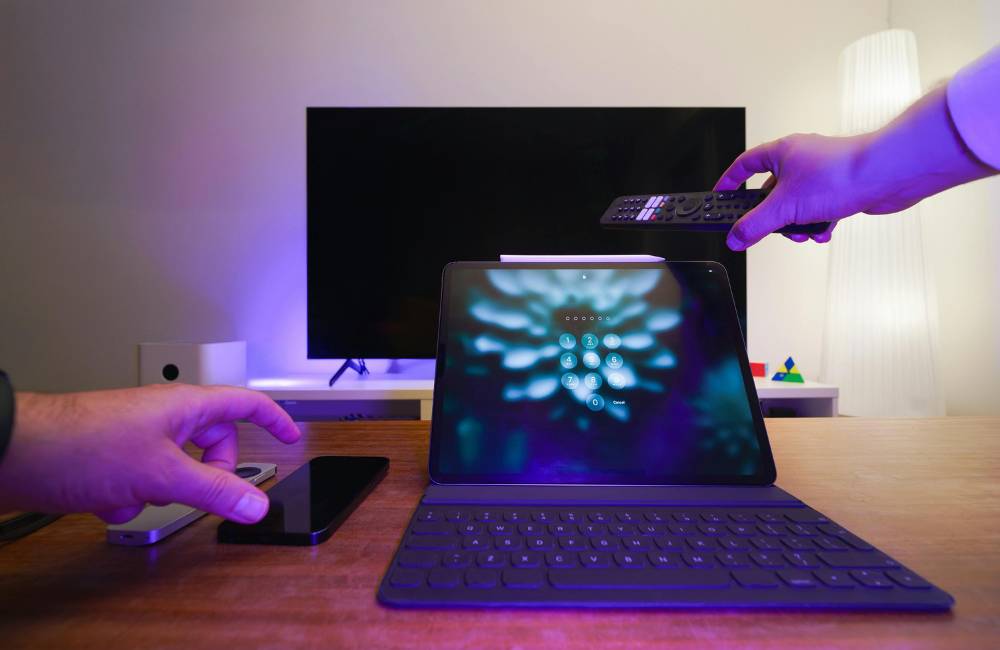 タブレット端末や周辺機器を操作する様子を通して、動作の重さを改善するための設定を見直すイメージ