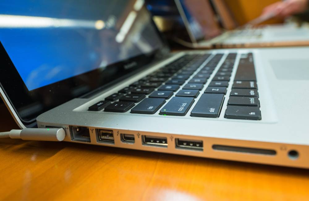 シンプルな状態で動作するノートパソコンをイメージし、設定を見直してサクサク使えるように整えた中古PCの象徴的なイメージ