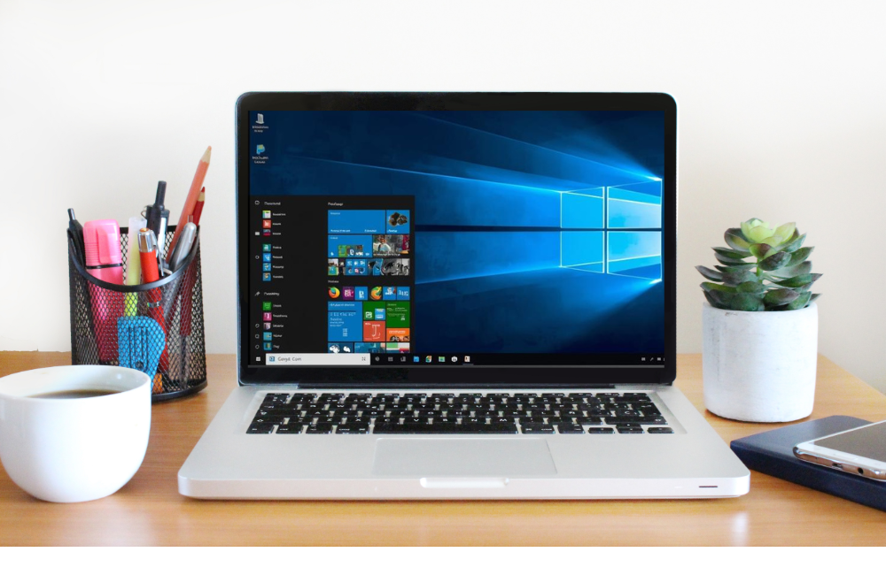 正面から見たシルバーのノートパソコン。画面にはWindows11の設定が表示されています
