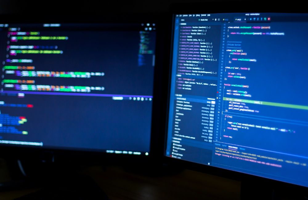 パソコンの設定やパフォーマンスを比較して確認するイメージ