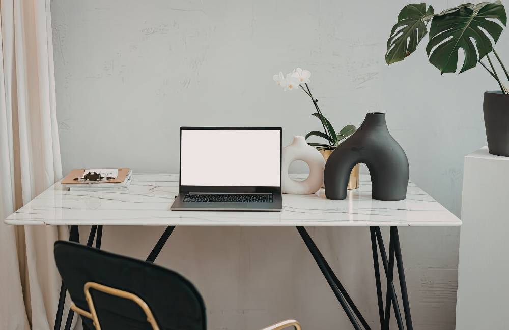 電源ケーブルが見えないように整理され、快適で清潔感のあるホワイトトーンのノートPC作業スペース