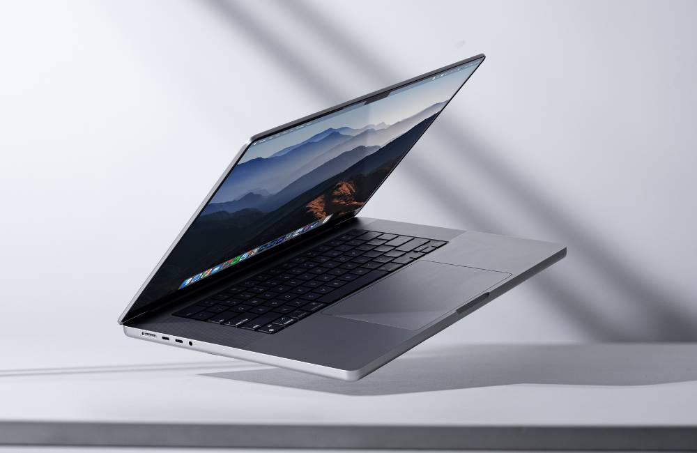 スタイリッシュで清潔感のあるシルバーの薄型ノートパソコンが浮いているイメージ画像